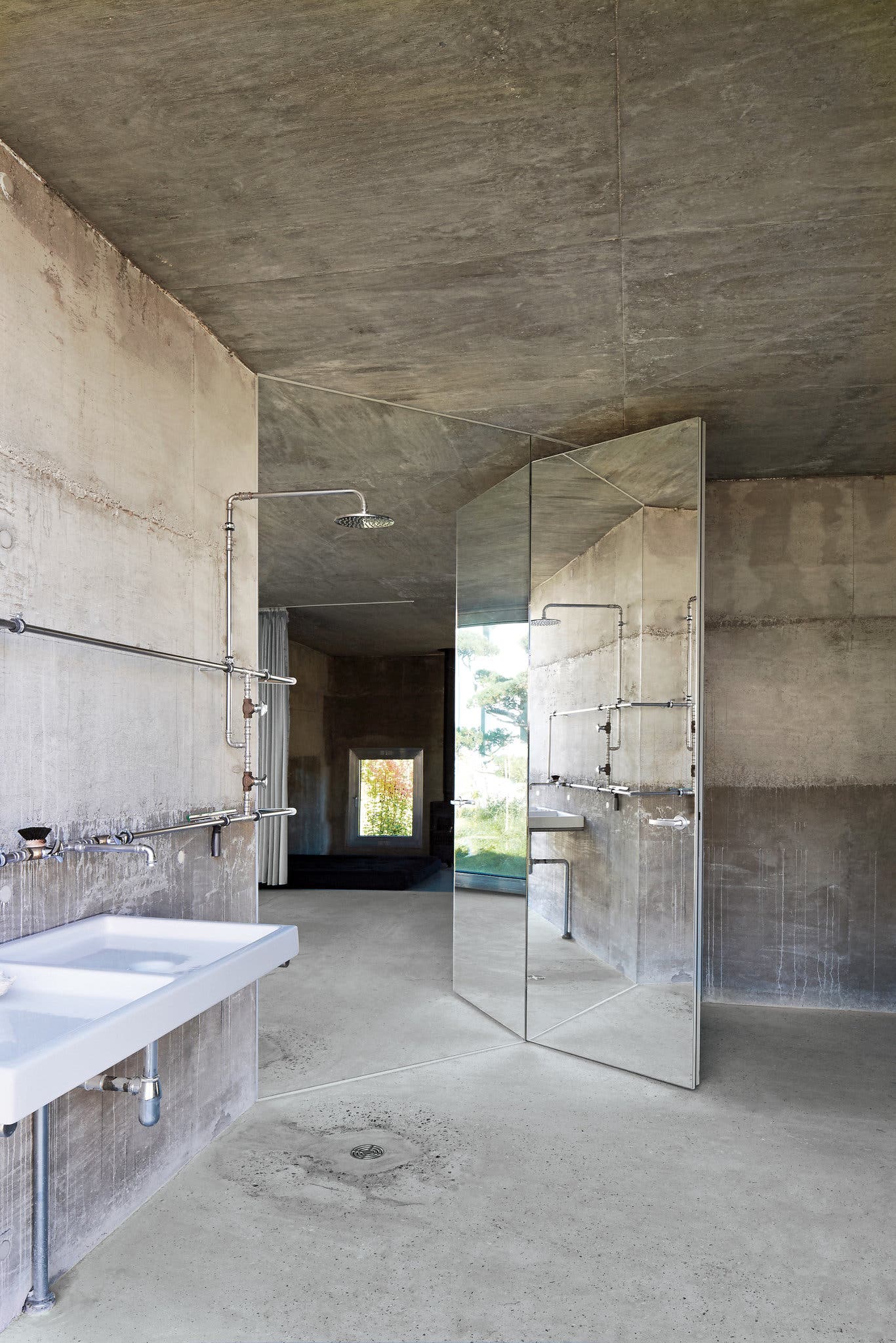  Salle de bain ouverte en béton 