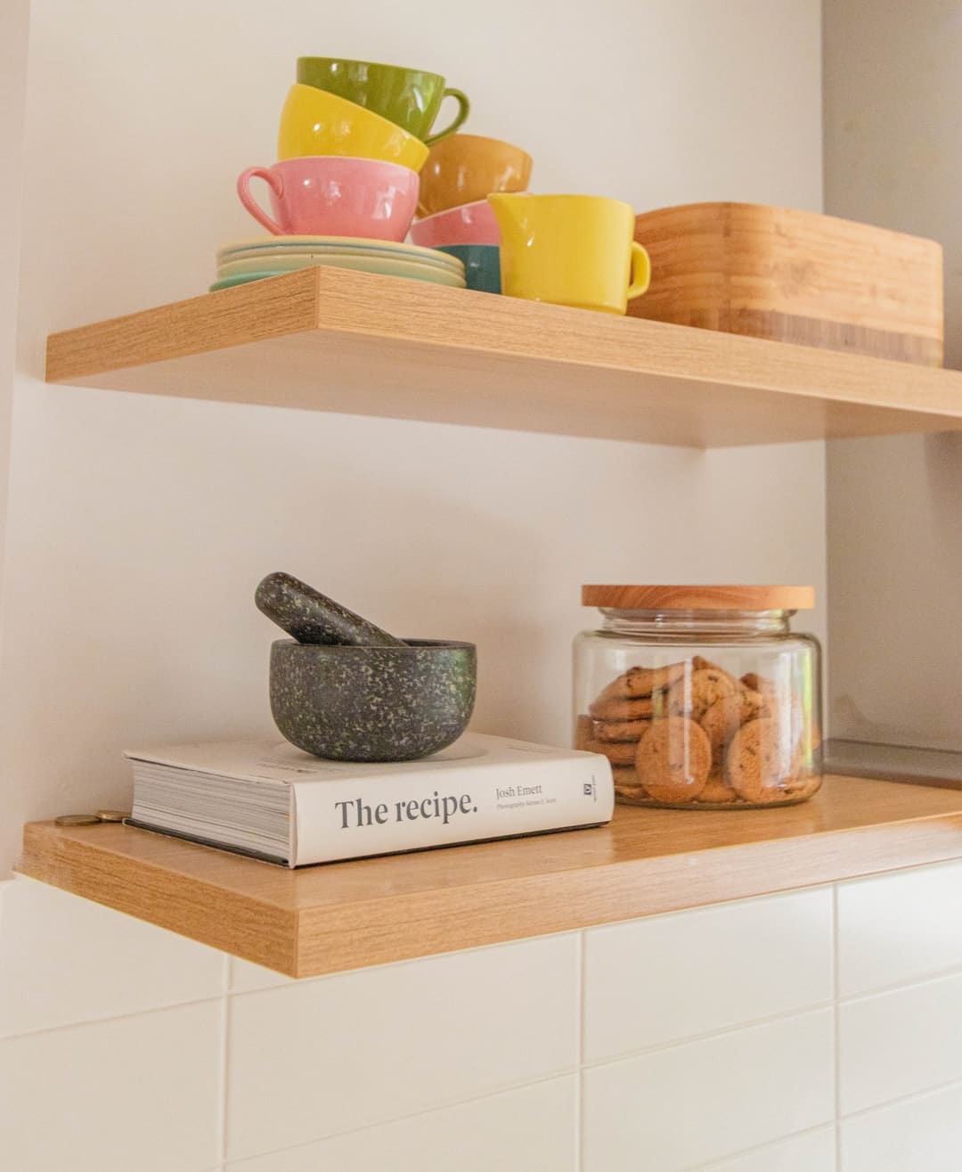 How to Create a Stylish Kitchen with Floating Shelves